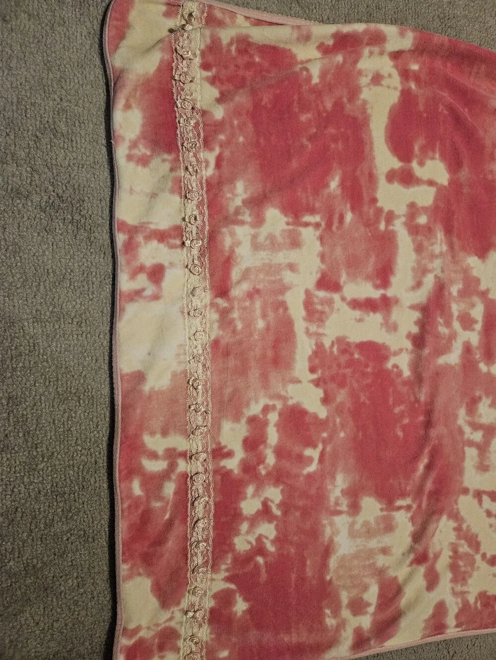 Betsey Johnson Tie Dye Pink And Cream Throw Blanket. Small 27 Inches x 36 Inches